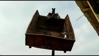 Выгрузка мусорного контейнера из ГСК Юбилейный на металлоприемке 27.08.2022