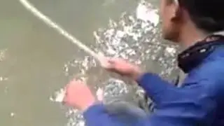 Dengan Stik Dari Ranting Pohon Asyiknya Mancing Ikan Cendro Kecil