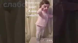 Девочка танцует рэперский танец.