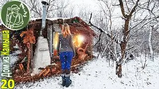 Alone, spending the night in a reed hut in winter | It started snowing at night
