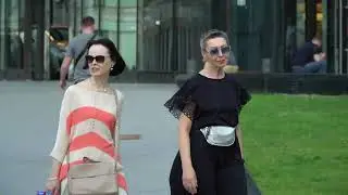 Красивые пары, модные платья, голые плечи. Летний московский стритстайл.