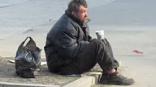 ПЬЯНЫЕ БОМЖИ СИДЯТ И СПЯТ НА ЗЕМЛЕ