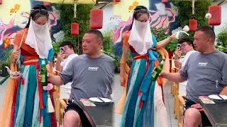 大哥抢走了我的扇子，我只能徒手为他开瓶了，有人看到瓶盖去哪儿了吗? #汉服 #funny #搞笑 #cosplay