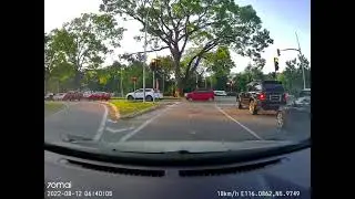 Pemandu sila memandu hati hati.