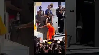 Cardi b throws mic at crowd!! #shorts