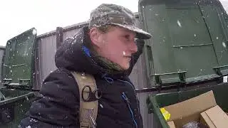 Поиск находок на мусорках в СПБ  Видеорегистратор, еда, сладости, металл