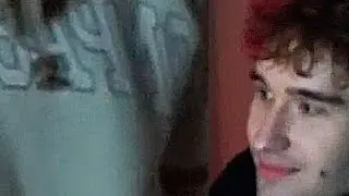 кореш палит на сиськи 