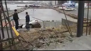 В Центре в районе клуба 7 фунтов. Владивосток. Машина повисла над обрывом