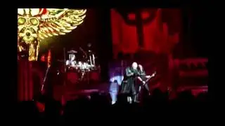 Rob Halford Chuta Celular e Faz Gol