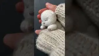 Милый белый спящий котенок спицами