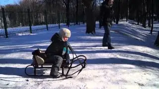 Діти катаються на санках в парку Горького