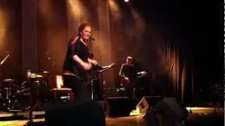 Adele chatting to the crowd (Dublin, April 2011)