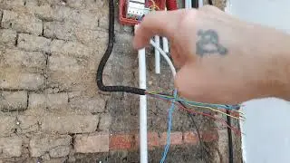 Tencuire perete interior de pamant cu plasa de rabitz