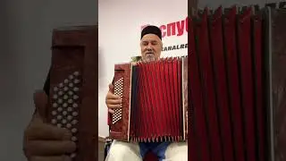 Татарин учится играть на баяне 🪗