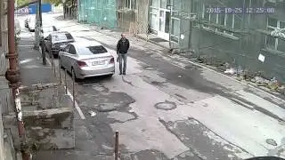 передумал идти (за камерой стоит 3 полицейские машины, и много "человеков" в форме)
