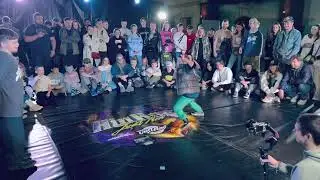 Hip hop battles kids dancers