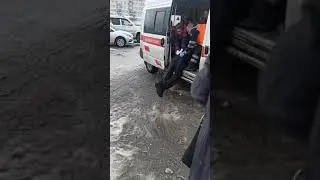 врачи скорой помощи дотащили пациента до машины прямо по асфальту без носилок,