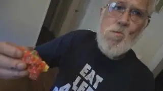 РЖАЧНЫЙ  ДЕД  ПРОБУЕТ САМОГО ОСТРЫЙ БУРГЕР!!!