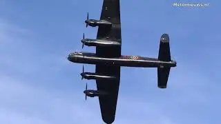 Britse Lancaster-bommenwerper uit de Tweede Wereldoorlog boven Lancaster-Monument. Assen