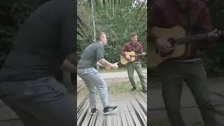 ПАРЕНЁК ЖЁСТКО ФЛЕКСИТ ПОД ГИТАРУ 😲😱