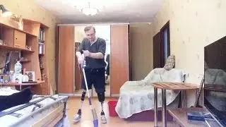 Веселенькая уборочка комнаты на протезах бедра и голени.