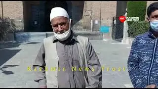 Woman devotee aghast after not allowed to enter Jamia Masjid.. Video By  Ubaid Mukhtar