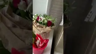 Счастливые глаза и мимика жены😍 Муж пришёл с цветами!