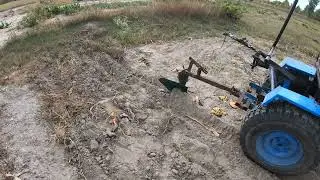 I plow with both new and old tractors. Глиби землі.Виорюю як новим так і старим трактором. Гірчиця.