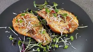 Запеченная груша с орехом и беконом