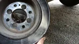 Replacing the rear brake pads on a Kia Rio III (turning the brake discs)
