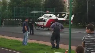 Вертолёт на школьной площадке