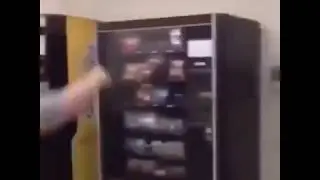 СЛОМАЛ ТОРГОВЫЙ АВТОМАТ