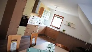 Prostorna klasična kuhinja z jedilnico