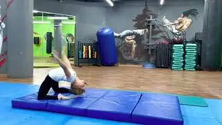Гимнастический элемент перекат через грудь на колени -