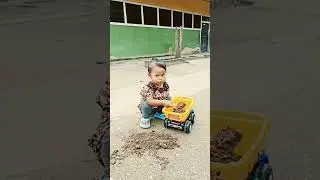 Anak cewek mainan nya mobil mobilan😆