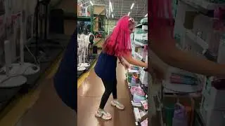 Rasshly bailando música de los 70 ‘s en un centro comercial 😍