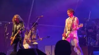 The Darkness bring fan Foxy 🦊 on stage during their Isle of Man TT gig (air guitar legend)