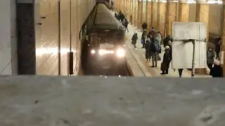 Номерной 81-717.5 прибывает на станцию метро Красносельская
