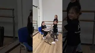 Синтезатор притягивает детей. Наставники слышит вопрос: "А можно поиграть", примерно каждый перерыв