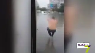 Как некоторые одесситы веселятся во время дождя