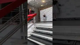 Перед выступлением на конкурсе все закутки на расхват )… на каждом углу кто то что то повторяет..🎶