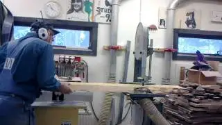 Klyvning av björkplank i mittlinje vid bandsåg.mp4