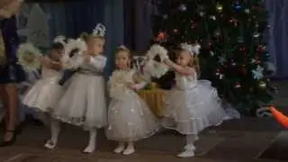 Красивый танец снежинок на утреннике (младшая группа)
