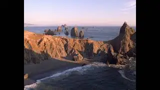 ФУТАЖ. Полёт дрона над прибрежными скалами (Drone flying over coastal rocks)