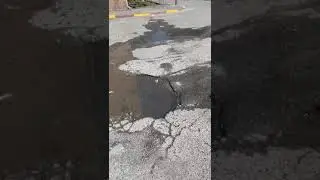 На улице Весенней не могут отремонтировать трубу, которую прорвало несколько месяцев назад