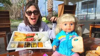Ayşe Gül ile kahvaltı için kafeye gidiyor. Bebek bakma oyunları