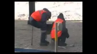 Мужик сидит на палке в заднице