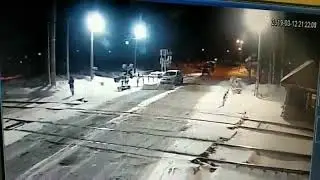 Поезд в Няндоме почти сбивает женщину с ребёнком