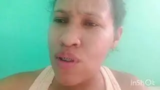 Colocando remédio na unha com os pés cruzados