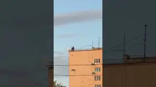 Кто-то залез на крышу рядом с концертом, где должен выступить Шаман в Оренбурге
